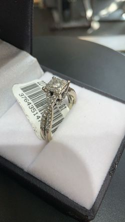 10k White Gold Diamond Engagement Ring