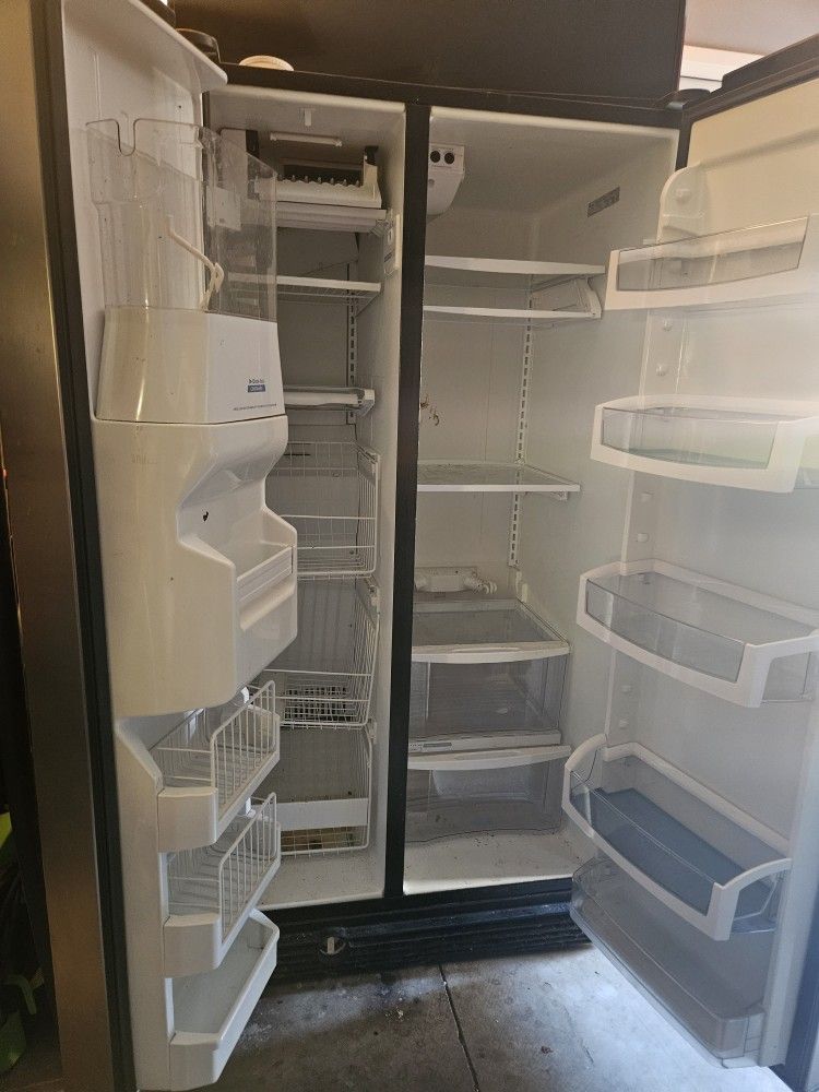 Free Side By Side Refrigerator Not Keeping Cold for Sale in Menifee, CA
