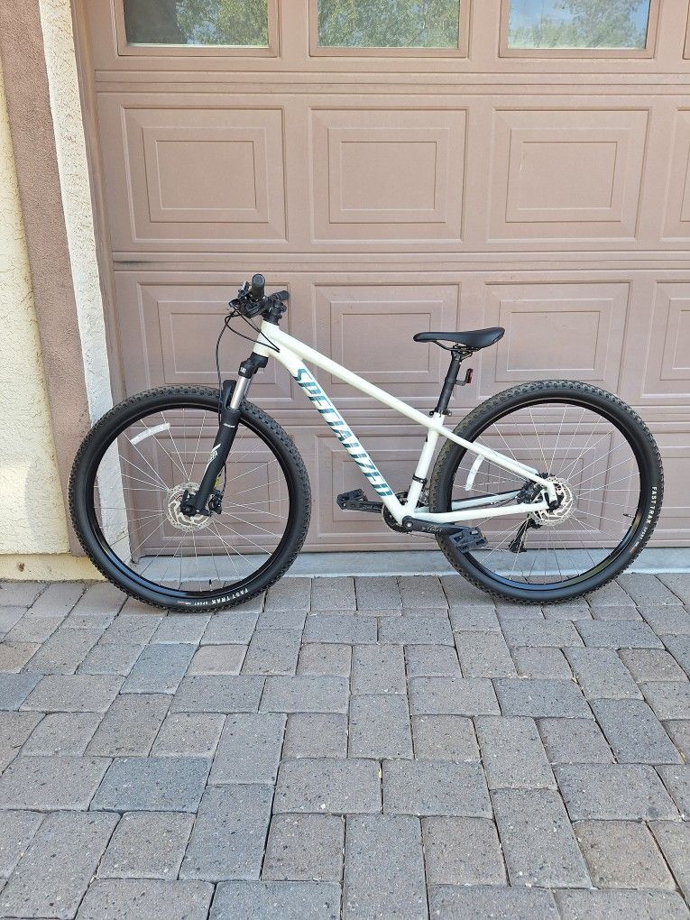 SPECIALIZED ROCKHOPPER SPORT 29 ER MOUNTAIN BIKE LIKE NEW ( CHECK MY OTHER BIKES)