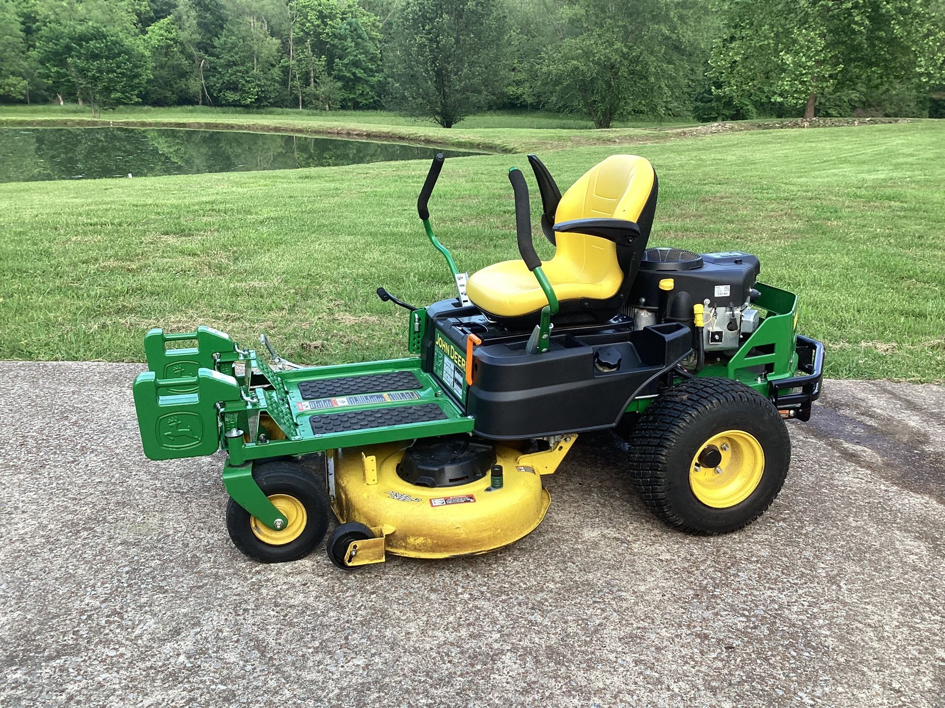 John Deere Z345R Zero Turn Lawnmower With Factory Bagger System