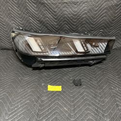 🌟OEM 2025-2026 BMW iX 60e Right Front Headlight OneTab Broken (photos)