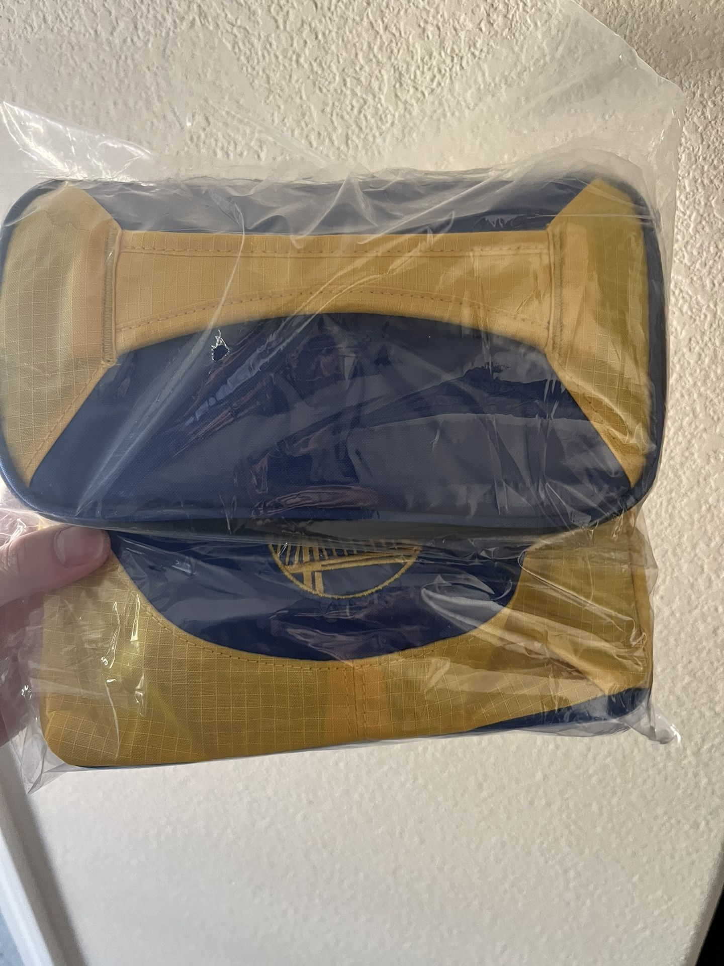 OFFICIAL NBA LOGO BRAND GOLDEN STATE WARRIORS INSULATED LINCH COOLER WITH STRAP