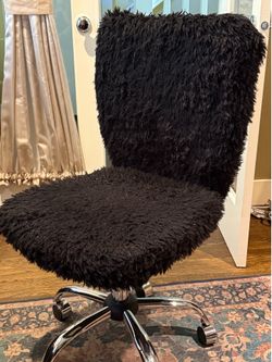 Black fuzzy desk chair