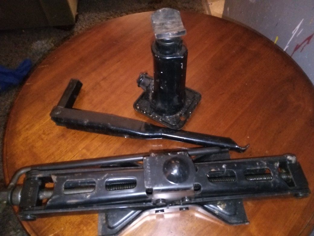 2 JACK STANDS AND CRANKING TOOL ALL TOGETHER FOR ONLY 10 BUCKS
