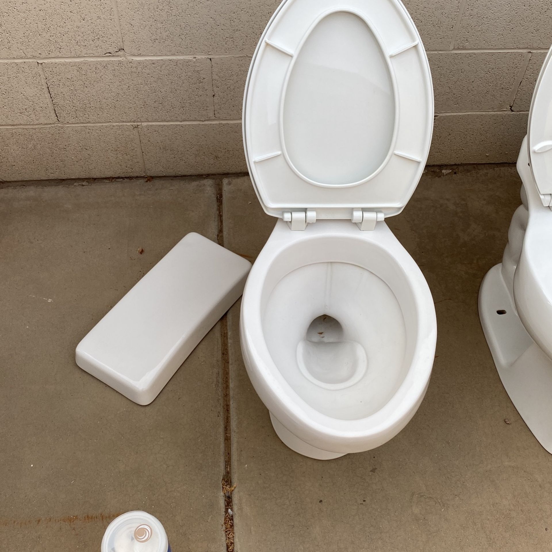 URC 1.5 gal High-efficiency Toilet 10”