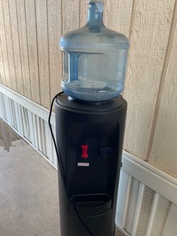 Water dispenser with 2 gallons