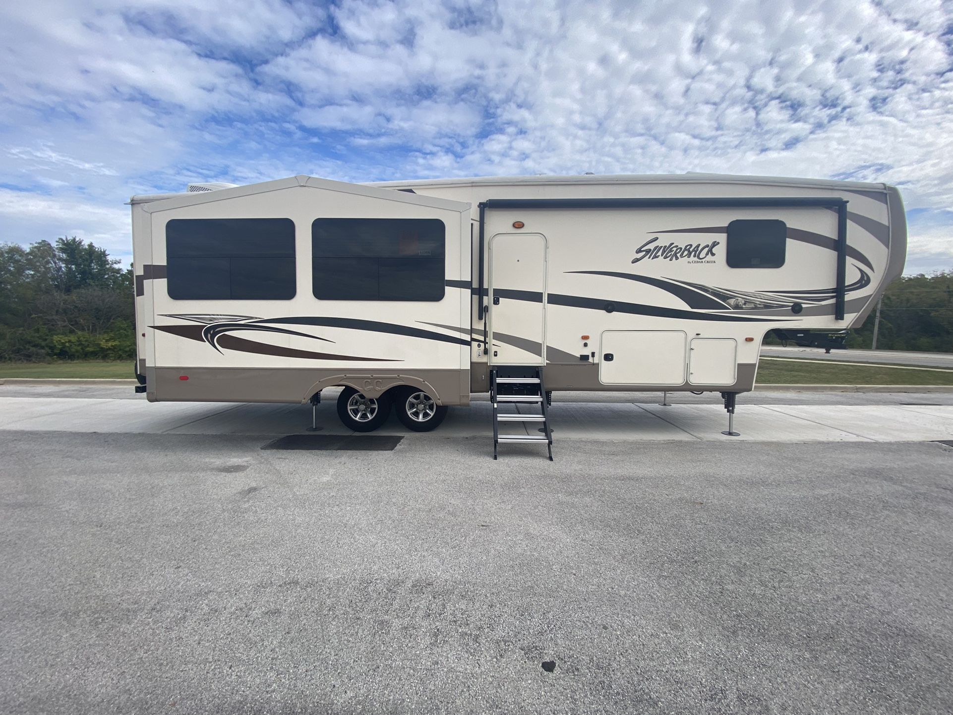 2016 Forest River Sliverback 33IK 5th Wheel