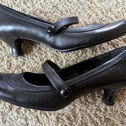 Like NEW Kenneth Cole leather Heels