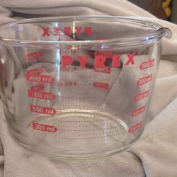 Vintage Pyrex 4 cup measuring cup