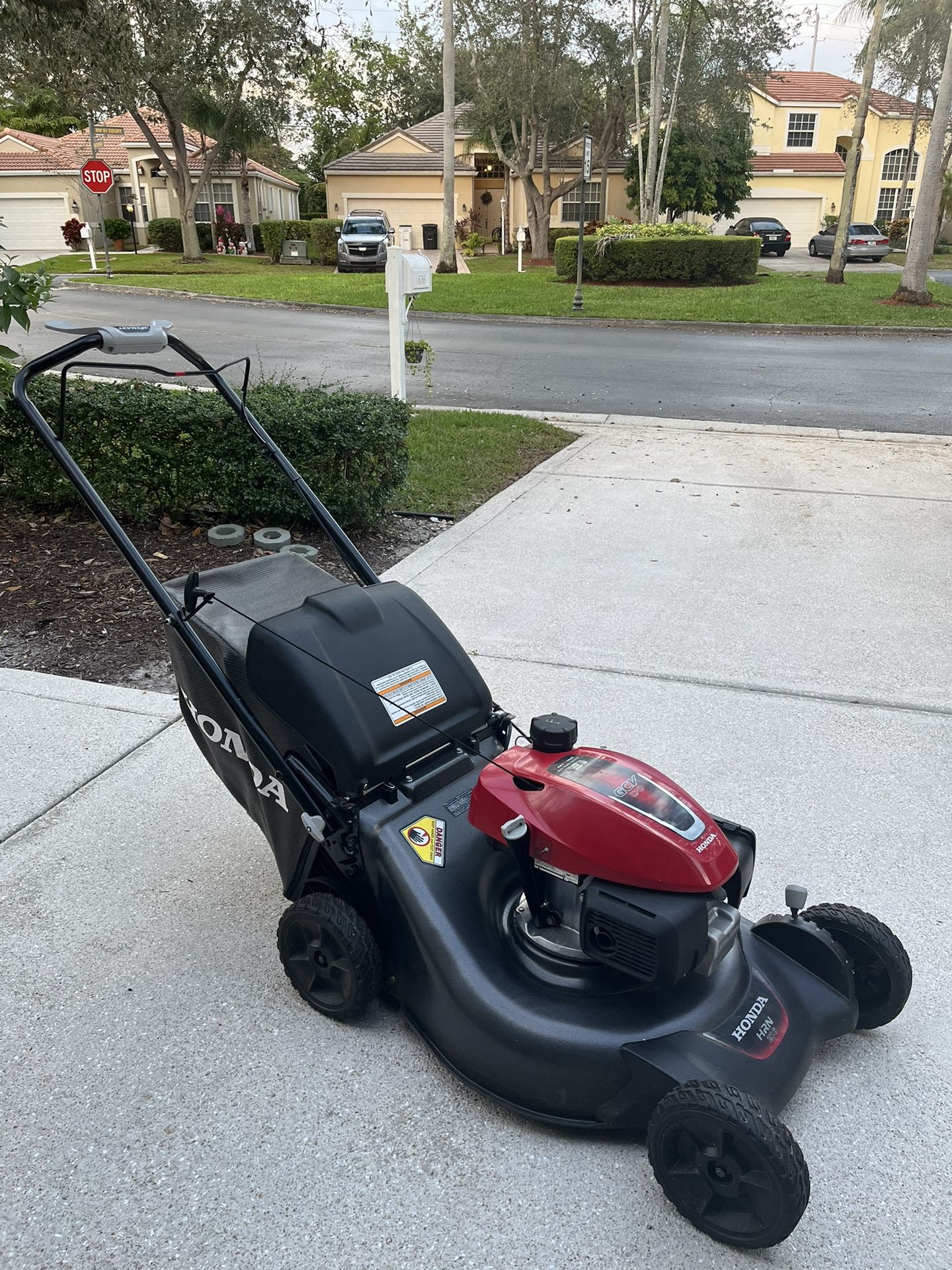 Honda HRN 216, WalkBehind SelfPropelled Lawn Mower with Twin Blade