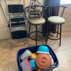 2 Pares de bancos 1 caja de 18 Galones Con Trastes de Plástico Buenas Condiciones 