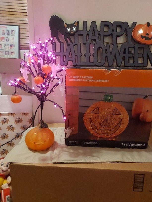 HALLOWEEN PUMPKIN LIGHTED AND LIGHTED TREE PLUS LIGHTED SIGN