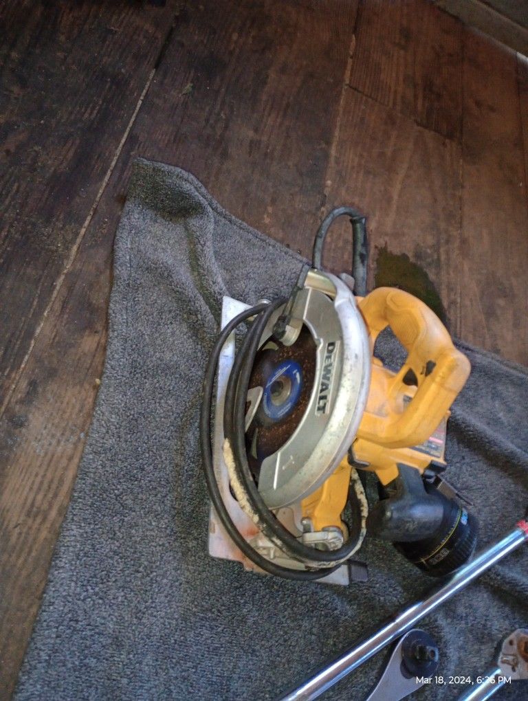 DeWalt Circular Saw 