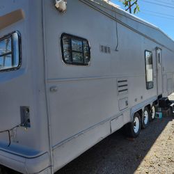 Fixer Upper 1995 Holliday Rambler 5th Wheel