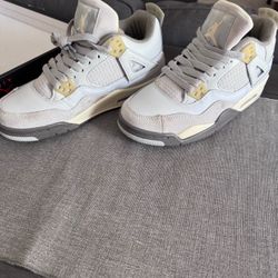 Tennis shoes.