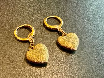 Dangling heart earring