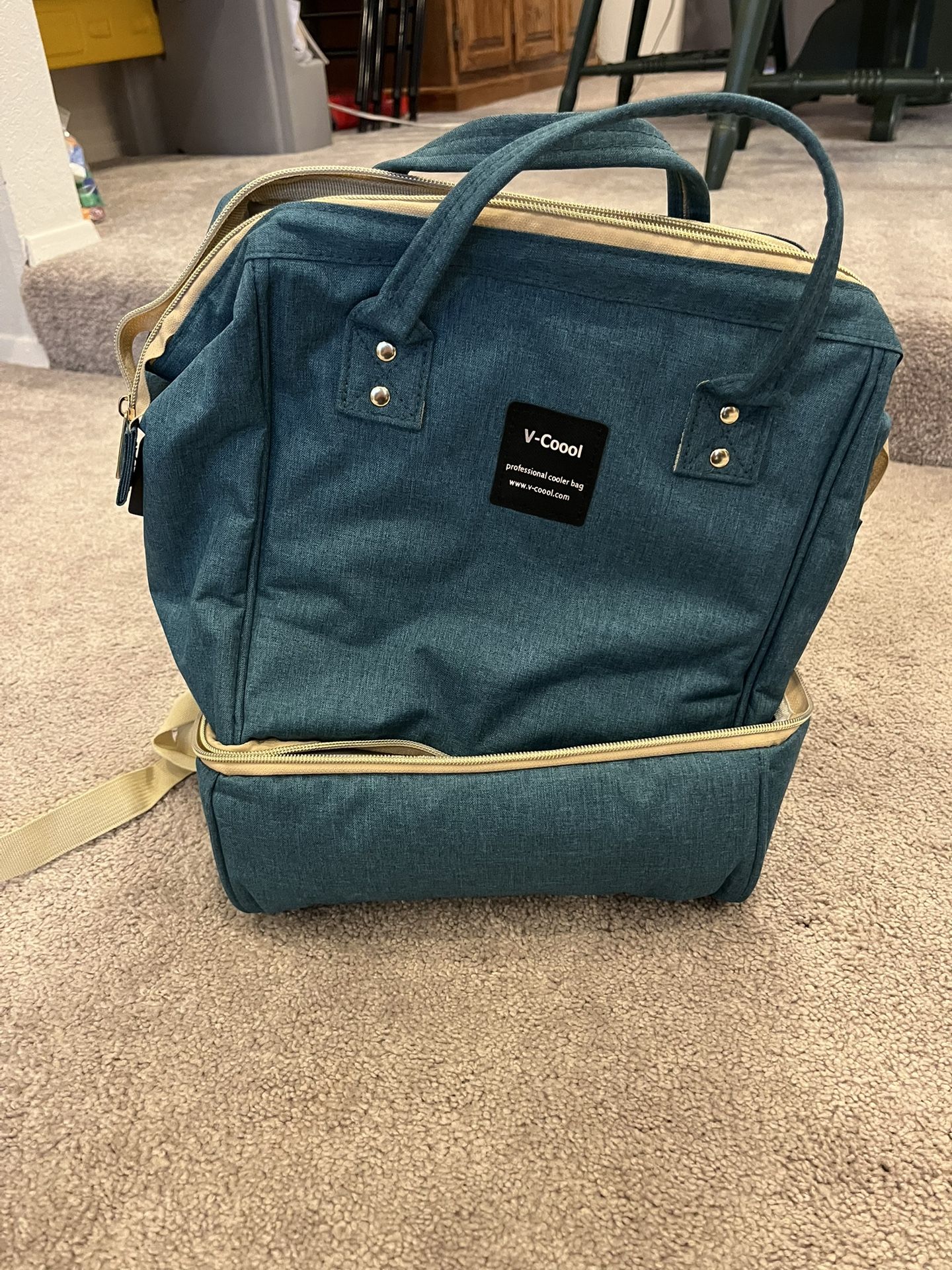 Breast pump bag with cooler