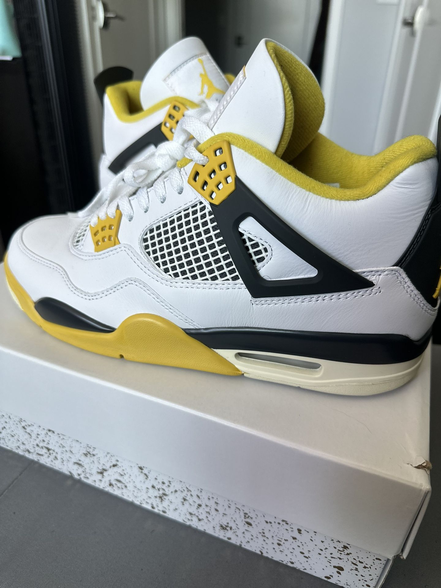 Jordan Retro 4 Vivid Sulfur