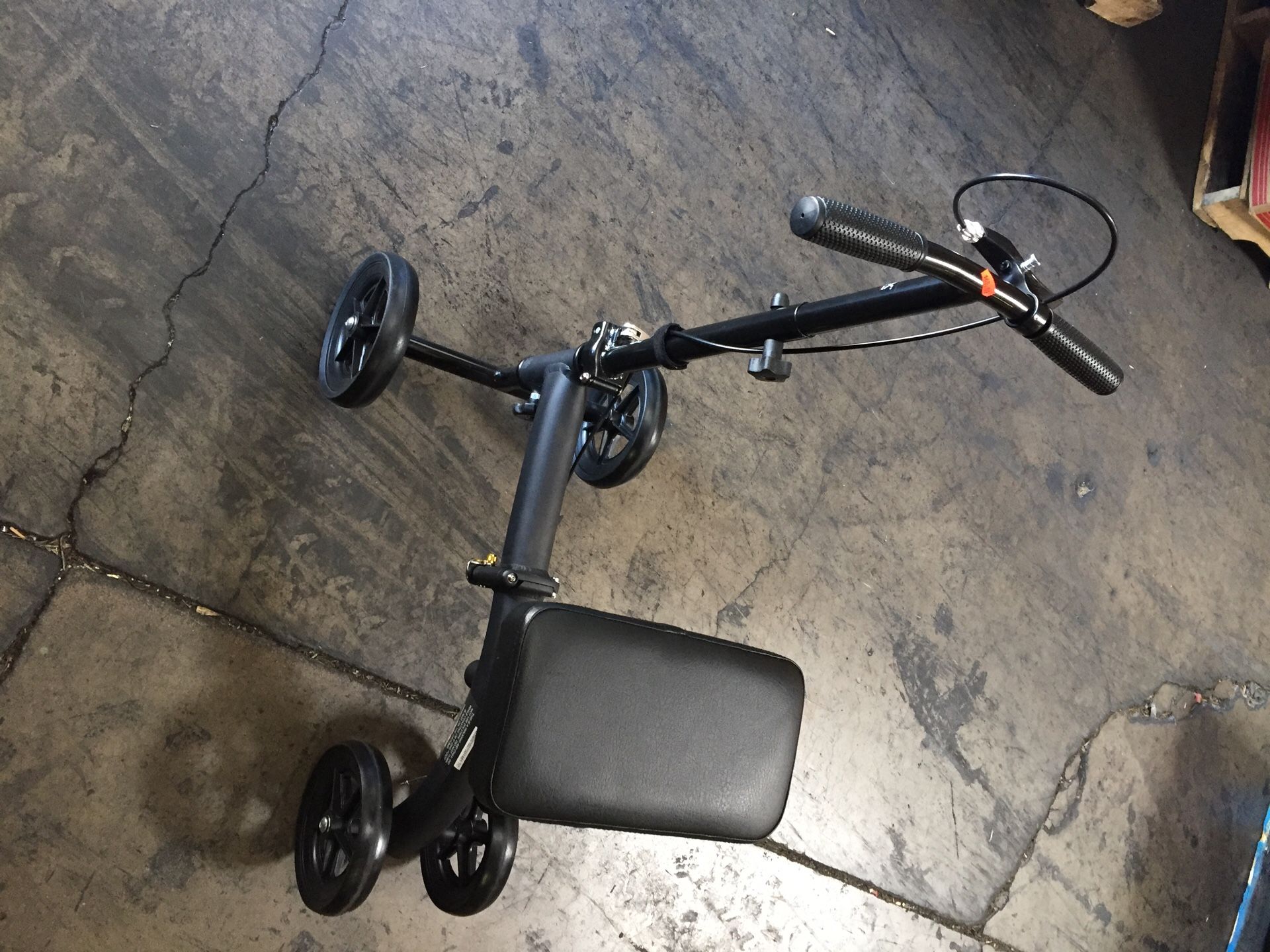 Steerable knee walker