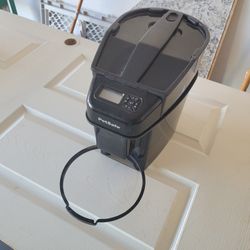 Automatic Pet Dogs Or Cats Feeder. 