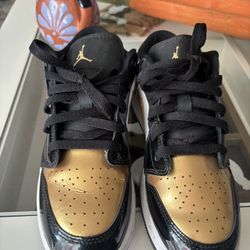 Nike Air Jordan 1 Low SE "Gold Toe"