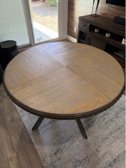 Round dining table