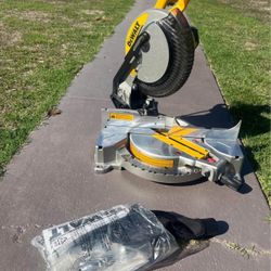DEWALT 15 Amp Corded 10 in. Compound Single Bevel Miter Saw