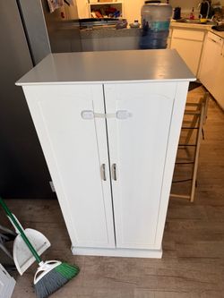Storage cabinet