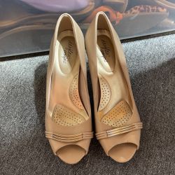 Size 11 Beige Heels