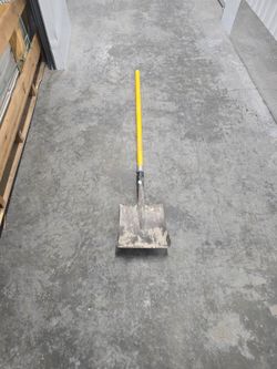 Square Point Shovel with Fiberglass Handle