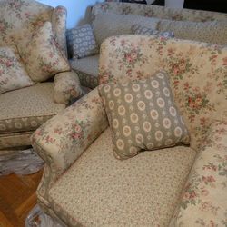 Floral sofas trying to get rid of it ASAP