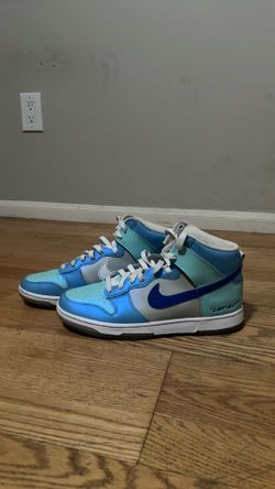 Nikes high top dunks