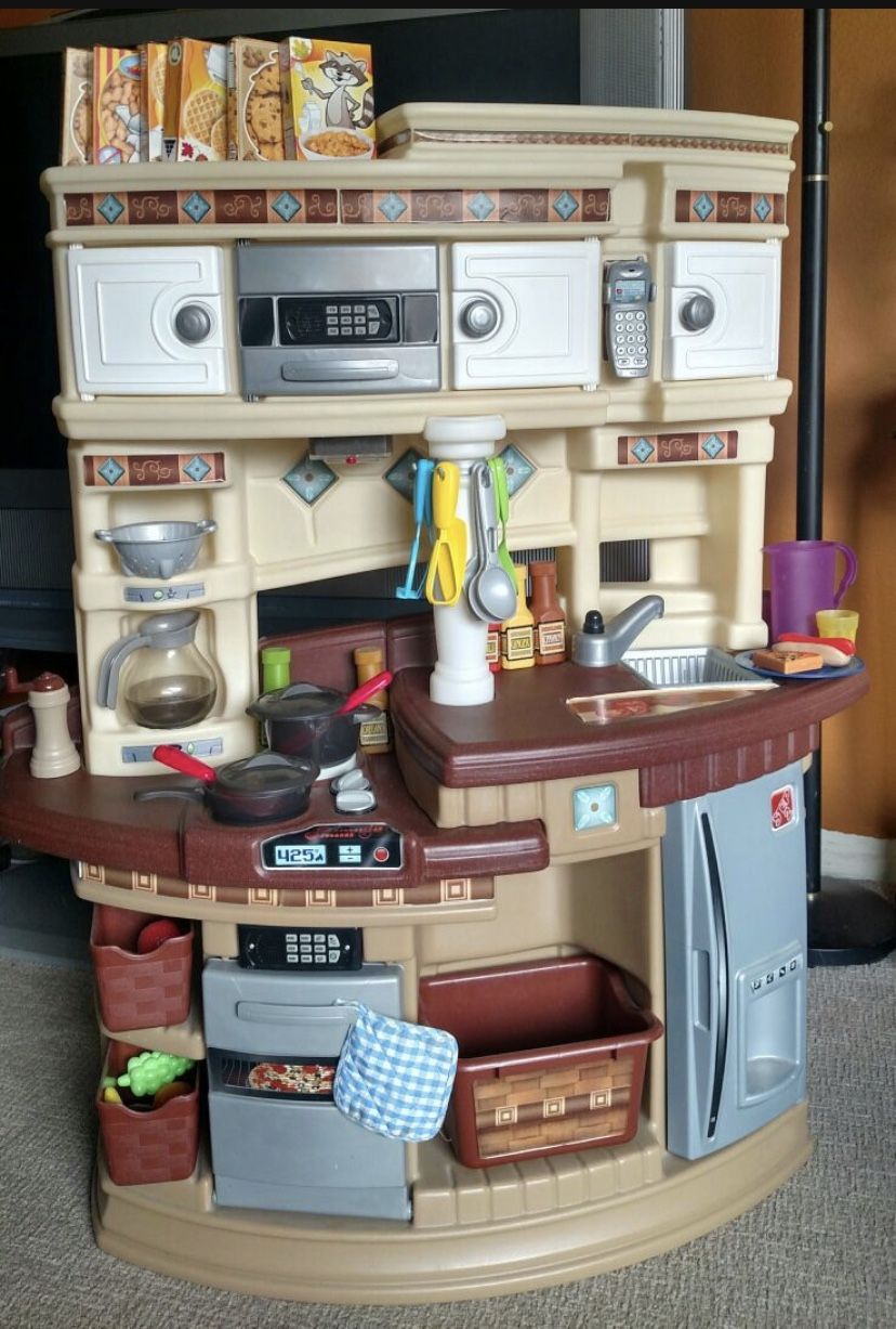 Step2 Lifestyle Master Chef Play Toy Kitchen and Accessories
