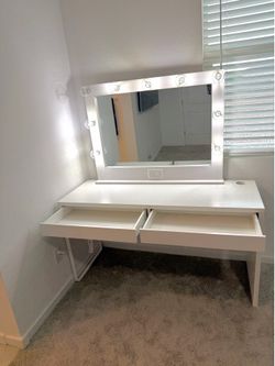 Hollywood Vanity with Lighted Mirror