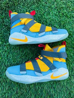 Youth/Big kids - NIKE LeBron Soldier 11 FlyEase GS 'University Blue Gold' Sz 3Y
