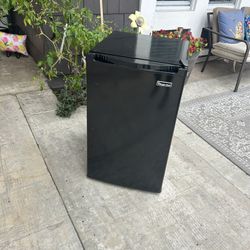 Magic Chef Mini Refrigerator 