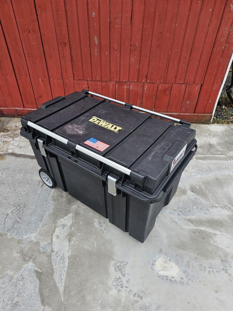Dewalt rolling tool chest. 50gal