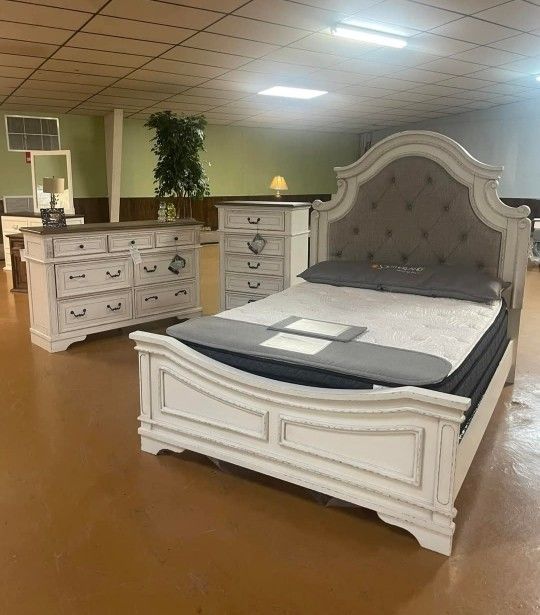 AP🎉3-Piece (Bed, Dresser, Nightstand)- Realyn Chipped White// Financing & Delivery Available