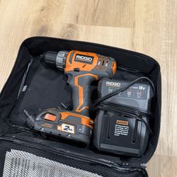 Portable twin tub washing machine in good working condition.  * Wash + spin dryer (2 in 1) * Compact and lightweight * Perfect for apartments, RV, or 