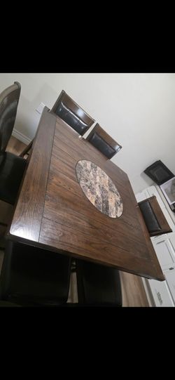 Juego de comedor Andrea de 6 piezas con tablero de madera, sillas tapizadas en marrón oscuro, mesa de comedor marrón oscuro y banco. Capacidad para 6