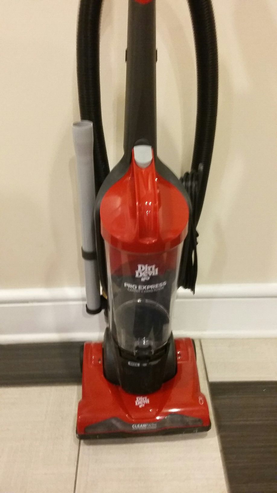 NICE DIRT DEVIL POWER EXPRESS WITH CLEANPATH EDGE TO EDGE CLEANING BAGLESS VACUUM CLEANER. LIKE NEW