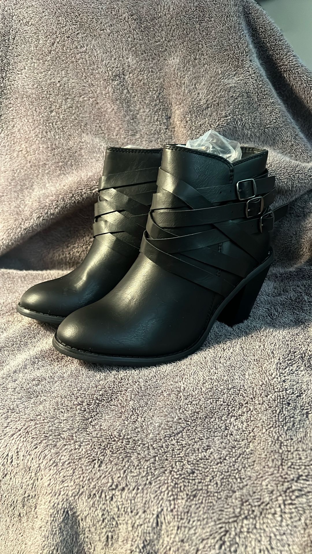 New! Womens Black Journee Collection Strap Black Booties