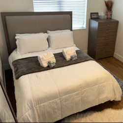 New City Furnitute Bedroom Set with Chest, Mattress and Four Pillows