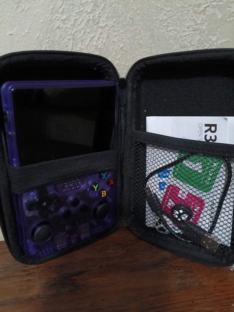 R36s Retro Gaming Handheld 