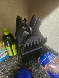 Kitchen knife set in butcher block