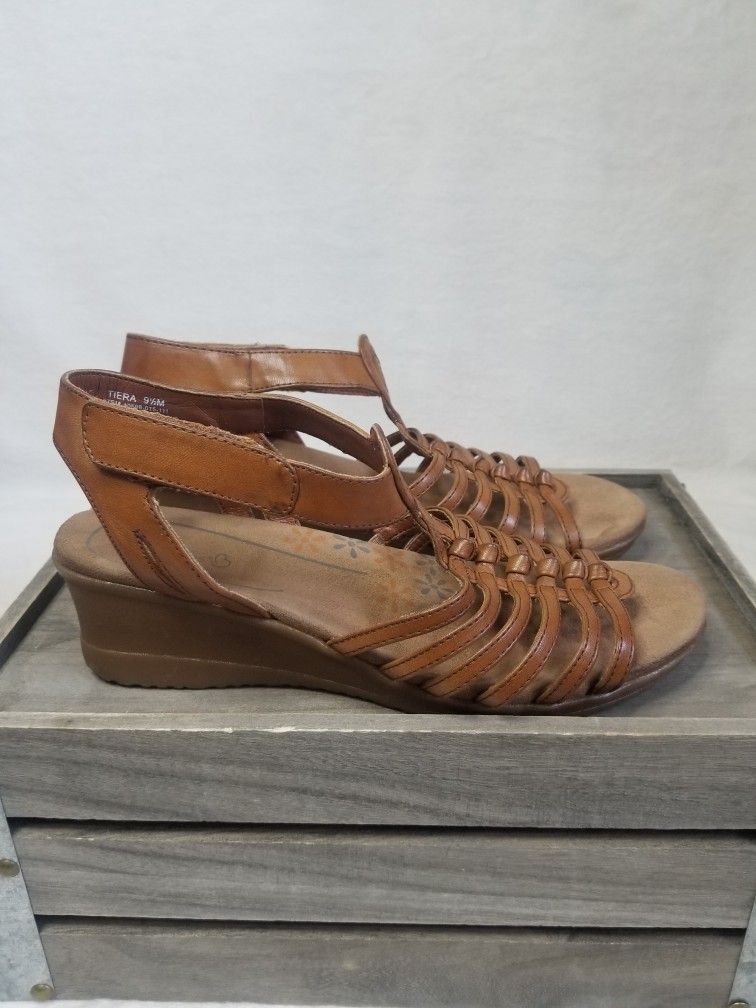 Baretraps Womens Tiera 9.5M Brown Gladiator Slip on Wedge Sandals 