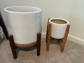 Planter pot with stands