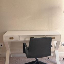 desk and the chair 🪑 