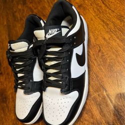 Black & White Nike Sneakers (Size 9.5) – Like New