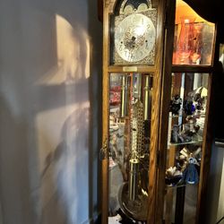 Beautiful, Elegant Grandfather Clock Howard Miller